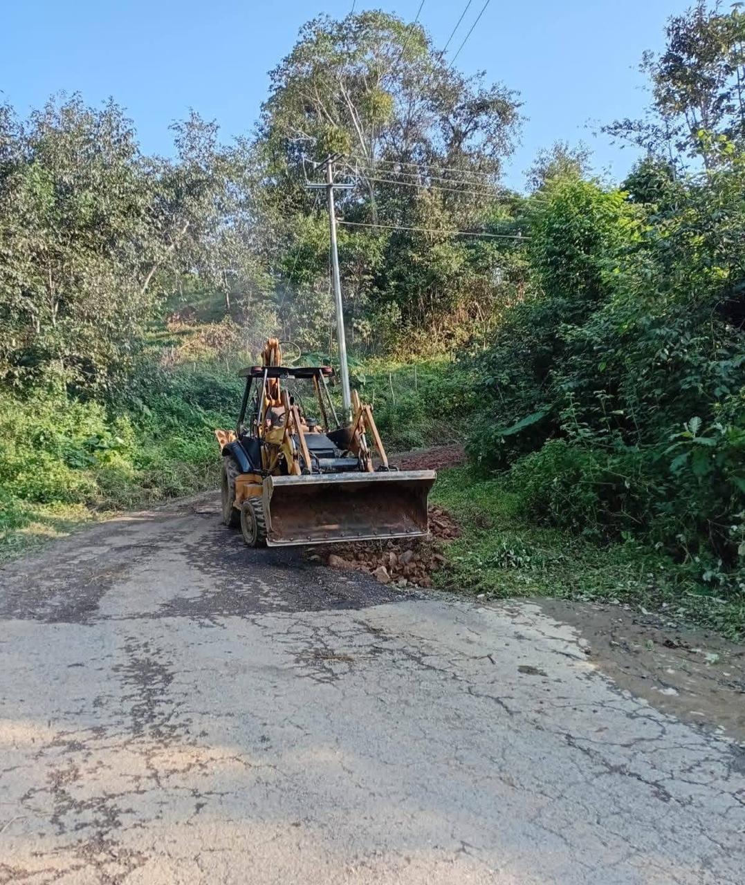 Labores de mantenimiento en el libramiento, mediante faena, llevando acabo limpieza de cunetas y colocacion de balastre.